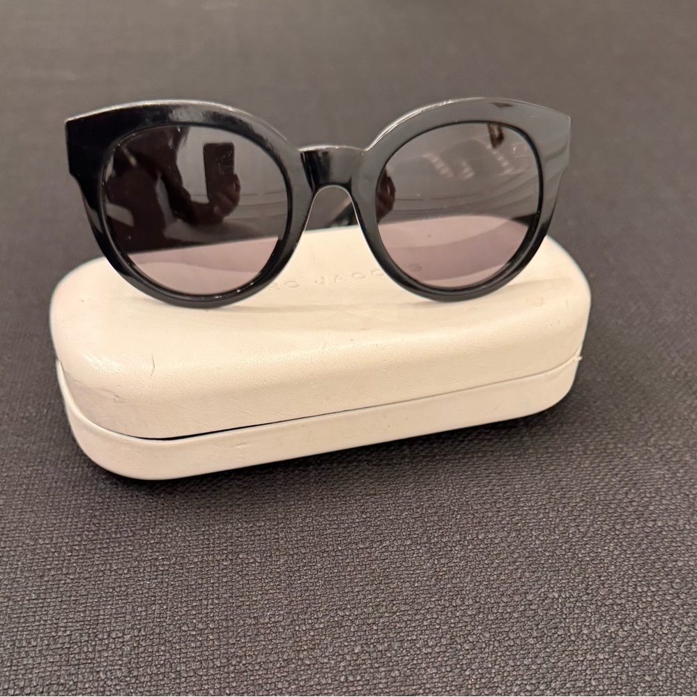 Marc Jacobs Black Round Cat eye Sunglasses